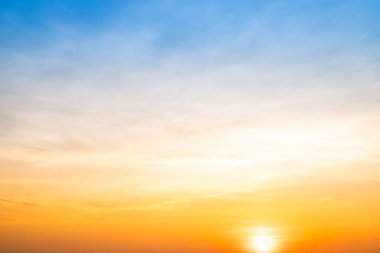 Güzel, lüks, yumuşak turuncu altın bulutlar ve mavi gökyüzünde güneş ışığı arka plan için mükemmel, akşam, Alacakaranlık, büyük boy, yüksek çözünürlüklü manzara fotoğrafı