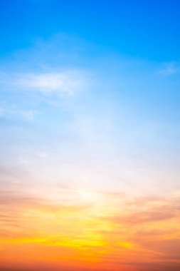 Güzel, lüks, yumuşak turuncu altın bulutlar ve mavi gökyüzünde güneş ışığı arka plan için mükemmel, akşam, Alacakaranlık, büyük boy, yüksek çözünürlüklü manzara fotoğrafı