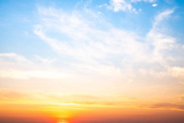 Güzel, lüks, yumuşak turuncu altın bulutlar ve mavi gökyüzünde güneş ışığı arka plan için mükemmel, akşam, Alacakaranlık, büyük boy, yüksek çözünürlüklü manzara fotoğrafı