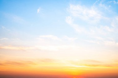 Güzel, lüks, yumuşak turuncu altın bulutlar ve mavi gökyüzünde güneş ışığı arka plan için mükemmel, akşam, Alacakaranlık, büyük boy, yüksek çözünürlüklü manzara fotoğrafı