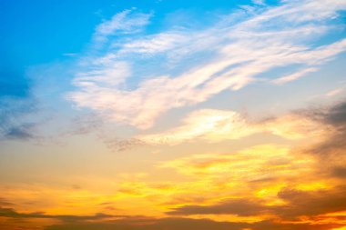 Güzel, lüks, yumuşak turuncu altın bulutlar ve mavi gökyüzünde güneş ışığı arka plan için mükemmel, akşam, Alacakaranlık, büyük boy, yüksek çözünürlüklü manzara fotoğrafı