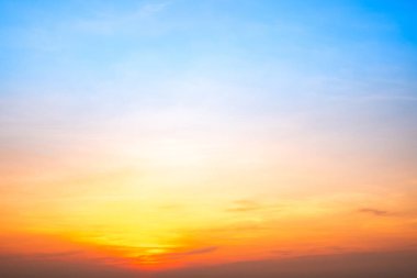 Güzel, lüks, yumuşak turuncu altın bulutlar ve mavi gökyüzünde güneş ışığı arka plan için mükemmel, akşam, Alacakaranlık, büyük boy, yüksek çözünürlüklü manzara fotoğrafı