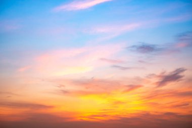 Güzel, lüks, yumuşak turuncu altın bulutlar ve mavi gökyüzünde güneş ışığı arka plan için mükemmel, akşam, Alacakaranlık, büyük boy, yüksek çözünürlüklü manzara fotoğrafı