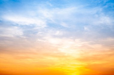 Güzel, lüks, yumuşak turuncu altın bulutlar ve mavi gökyüzünde güneş ışığı arka plan için mükemmel, akşam, Alacakaranlık, büyük boy, yüksek çözünürlüklü manzara fotoğrafı