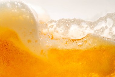 Parlak portakal yağını veya birayı kapat doku ve doğa dalgaları, güzel dalgalar eğrisi ve grafik tasarım ve arka plan için pürüzsüz küçük kabarcıklar, yağlı baloncuklar, yumuşak bira kabarcıkları, seçici odaklanma
