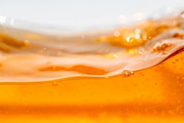 Beyaz arka planda su sıçraması izole edilmiş, Hava kabarcıkları Mavi Su Altında yüzüyor. Saf Su Dalgası, Oksijen Gevşemesi. Mavi kabarcıklar Su desenli.