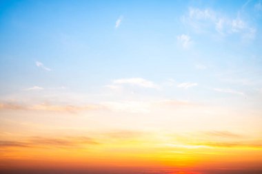 Güzel, lüks, yumuşak turuncu altın bulutlar ve mavi gökyüzünde güneş ışığı arka plan için mükemmel, akşam, Alacakaranlık, büyük boy, yüksek çözünürlüklü manzara fotoğrafı