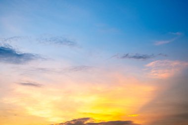 Güzel, lüks, yumuşak turuncu altın bulutlar ve mavi gökyüzünde güneş ışığı arka plan için mükemmel, akşam, Alacakaranlık, büyük boy, yüksek çözünürlüklü manzara fotoğrafı