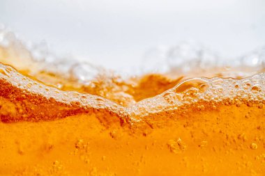Parlak portakal yağını veya birayı kapat doku ve doğa dalgaları, güzel dalgalar eğrisi ve grafik tasarım ve arka plan için pürüzsüz küçük kabarcıklar, yağlı baloncuklar, yumuşak bira kabarcıkları, seçici odaklanma