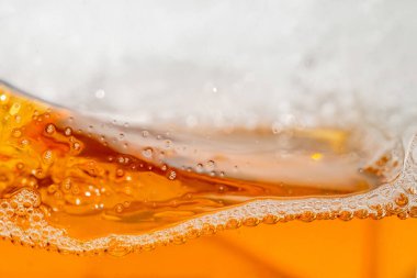 Beyaz arka planda su sıçraması izole edilmiş, Hava kabarcıkları Mavi Su Altında yüzüyor. Saf Su Dalgası, Oksijen Gevşemesi. Mavi kabarcıklar Su desenli.