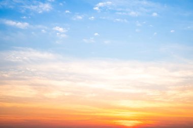 Güzel, lüks, yumuşak turuncu altın bulutlar ve mavi gökyüzünde güneş ışığı arka plan için mükemmel, akşam, Alacakaranlık, büyük boy, yüksek çözünürlüklü manzara fotoğrafı