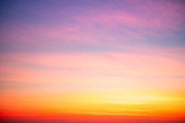 Güzel, lüks, yumuşak turuncu altın bulutlar ve mavi gökyüzünde güneş ışığı arka plan için mükemmel, akşam, Alacakaranlık, büyük boy, yüksek çözünürlüklü manzara fotoğrafı