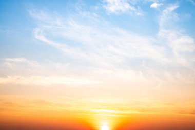 Güzel, lüks, yumuşak turuncu altın bulutlar ve mavi gökyüzünde güneş ışığı arka plan için mükemmel, akşam, Alacakaranlık, büyük boy, yüksek çözünürlüklü manzara fotoğrafı