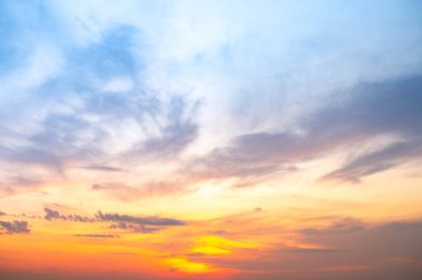 Güzel, lüks, yumuşak turuncu altın bulutlar ve mavi gökyüzünde güneş ışığı arka plan için mükemmel, akşam, Alacakaranlık, büyük boy, yüksek çözünürlüklü manzara fotoğrafı