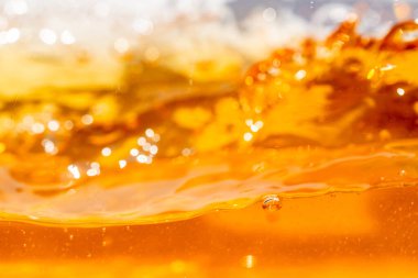 Beyaz arka planda su sıçraması izole edilmiş, Hava kabarcıkları Mavi Su Altında yüzüyor. Saf Su Dalgası, Oksijen Gevşemesi. Mavi kabarcıklar Su desenli.