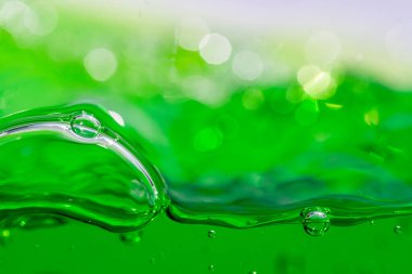 Su dalgası, kabarcıklı canlı yeşil sıvıyı kapatın, dinamik hareketi ve tazeliği yakalayın. Geçmişler, içecekler ya da soyut kavramlar için mükemmel. meşrubat