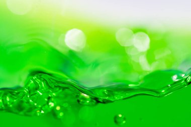 Su dalgası, kabarcıklı canlı yeşil sıvıyı kapatın, dinamik hareketi ve tazeliği yakalayın. Geçmişler, içecekler ya da soyut kavramlar için mükemmel. meşrubat