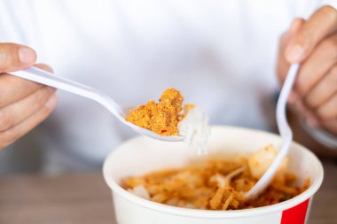 Baharatlı kızartma ve pilav yiyen insanlar plastik çatal bıçak kullanıyor, günlük yemek sergiliyor ve hazır yemek, ıvır zıvır, fast food