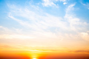 Güzel, lüks, yumuşak turuncu altın bulutlar ve mavi gökyüzünde güneş ışığı arka plan için mükemmel, akşam, Alacakaranlık, büyük boy, yüksek çözünürlüklü manzara fotoğrafı