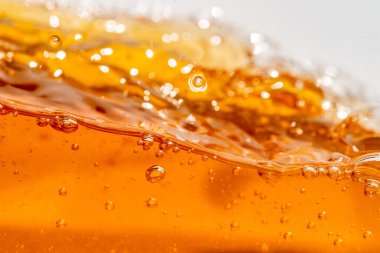 Beyaz arka planda su sıçraması izole edilmiş, Hava kabarcıkları Mavi Su Altında yüzüyor. Saf Su Dalgası, Oksijen Gevşemesi. Mavi kabarcıklar Su desenli.