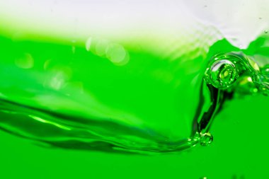 Su dalgası, kabarcıklı canlı yeşil sıvıyı kapatın, dinamik hareketi ve tazeliği yakalayın. Geçmişler, içecekler ya da soyut kavramlar için mükemmel. meşrubat