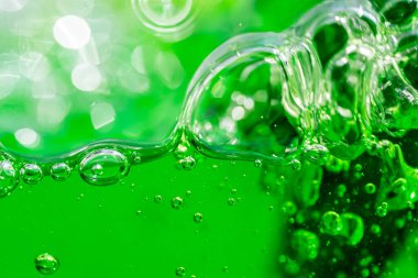 Su dalgası, kabarcıklı canlı yeşil sıvıyı kapatın, dinamik hareketi ve tazeliği yakalayın. Geçmişler, içecekler ya da soyut kavramlar için mükemmel. meşrubat