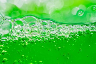 Su dalgası, kabarcıklı canlı yeşil sıvıyı kapatın, dinamik hareketi ve tazeliği yakalayın. Geçmişler, içecekler ya da soyut kavramlar için mükemmel. meşrubat