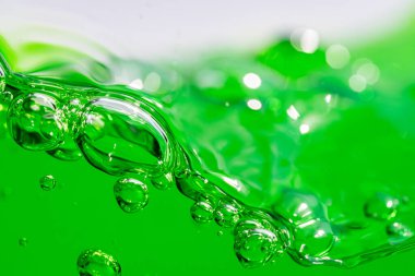 Su dalgası, kabarcıklı canlı yeşil sıvıyı kapatın, dinamik hareketi ve tazeliği yakalayın. Geçmişler, içecekler ya da soyut kavramlar için mükemmel. meşrubat