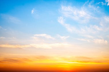 Güzel, lüks, yumuşak turuncu altın bulutlar ve mavi gökyüzünde güneş ışığı arka plan için mükemmel, akşam, Alacakaranlık, büyük boy, yüksek çözünürlüklü manzara fotoğrafı