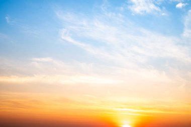 Güzel, lüks, yumuşak turuncu altın bulutlar ve mavi gökyüzünde güneş ışığı arka plan için mükemmel, akşam, Alacakaranlık, büyük boy, yüksek çözünürlüklü manzara fotoğrafı