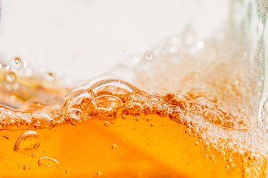 Beyaz arka planda su sıçraması izole edilmiş, Hava kabarcıkları Mavi Su Altında yüzüyor. Saf Su Dalgası, Oksijen Gevşemesi. Mavi kabarcıklar Su desenli.