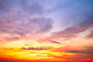 Güzel, lüks, yumuşak turuncu altın bulutlar ve mavi gökyüzünde güneş ışığı arka plan için mükemmel, akşam, Alacakaranlık, büyük boy, yüksek çözünürlüklü manzara fotoğrafı