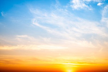 Güzel, lüks, yumuşak turuncu altın bulutlar ve mavi gökyüzünde güneş ışığı arka plan için mükemmel, akşam, Alacakaranlık, büyük boy, yüksek çözünürlüklü manzara fotoğrafı