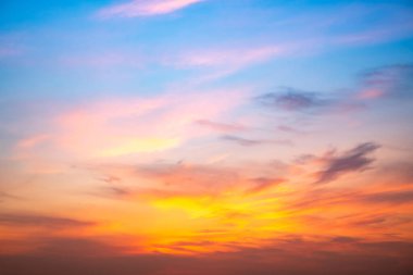 Güzel, lüks, yumuşak turuncu altın bulutlar ve mavi gökyüzünde güneş ışığı arka plan için mükemmel, akşam, Alacakaranlık, büyük boy, yüksek çözünürlüklü manzara fotoğrafı