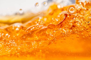 Beyaz arka planda su sıçraması izole edilmiş, Hava kabarcıkları Mavi Su Altında yüzüyor. Saf Su Dalgası, Oksijen Gevşemesi. Mavi kabarcıklar Su desenli.