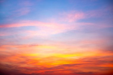 Güzel, lüks, yumuşak turuncu altın bulutlar ve mavi gökyüzünde güneş ışığı arka plan için mükemmel, akşam, Alacakaranlık, büyük boy, yüksek çözünürlüklü manzara fotoğrafı, savana manzarası