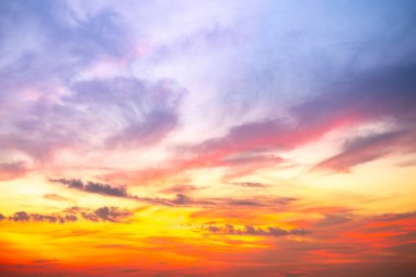 Güzel, lüks, yumuşak turuncu altın bulutlar ve mavi gökyüzünde güneş ışığı arka plan için mükemmel, akşam, Alacakaranlık, büyük boy, yüksek çözünürlüklü manzara fotoğrafı