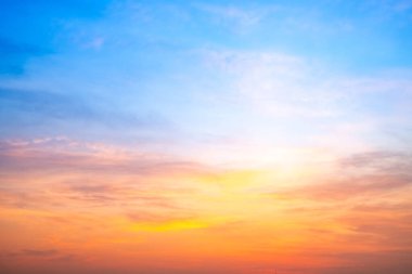 Güzel, lüks, yumuşak turuncu altın bulutlar ve mavi gökyüzünde güneş ışığı arka plan için mükemmel, akşam, Alacakaranlık, büyük boy, yüksek çözünürlüklü manzara fotoğrafı