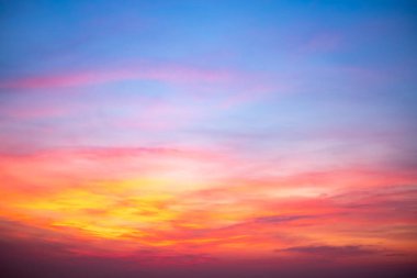 Güzel, lüks, yumuşak turuncu altın bulutlar ve mavi gökyüzünde güneş ışığı arka plan için mükemmel, akşam, Alacakaranlık, büyük boy, yüksek çözünürlüklü manzara fotoğrafı, savana manzarası