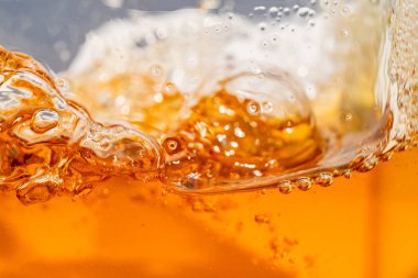 Beyaz arka planda su sıçraması izole edilmiş, Hava kabarcıkları Mavi Su Altında yüzüyor. Saf Su Dalgası, Oksijen Gevşemesi. Mavi kabarcıklar Su desenli.