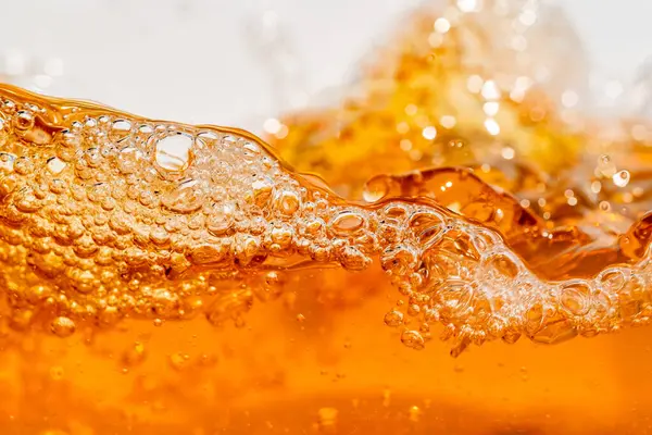 Beyaz arka planda su sıçraması izole edilmiş, Hava kabarcıkları Mavi Su Altında yüzüyor. Saf Su Dalgası, Oksijen Gevşemesi. Mavi kabarcıklar Su desenli.