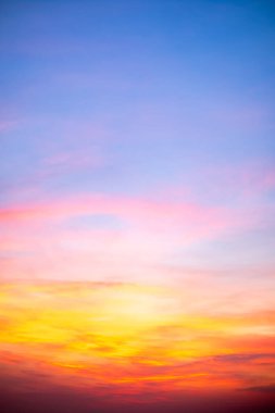 Güzel, lüks, yumuşak turuncu altın bulutlar ve mavi gökyüzünde güneş ışığı arka plan için mükemmel, akşam, Alacakaranlık, büyük boy, yüksek çözünürlüklü manzara fotoğrafı, savana manzarası