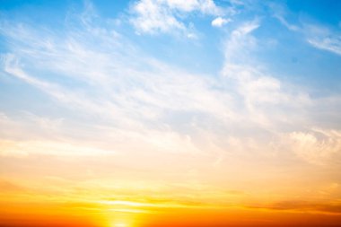 Güzel, lüks, yumuşak turuncu altın bulutlar ve mavi gökyüzünde güneş ışığı arka plan için mükemmel, akşam, Alacakaranlık, büyük boy, yüksek çözünürlüklü manzara fotoğrafı