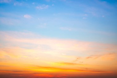 Güzel, lüks, yumuşak turuncu altın bulutlar ve mavi gökyüzünde güneş ışığı arka plan için mükemmel, akşam, Alacakaranlık, büyük boy, yüksek çözünürlüklü manzara fotoğrafı