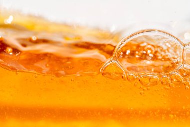 Parlak portakal yağını veya birayı kapat doku ve doğa dalgaları, güzel dalgalar eğrisi ve grafik tasarım ve arka plan için pürüzsüz küçük kabarcıklar, yağlı baloncuklar, yumuşak bira kabarcıkları, seçici odaklanma