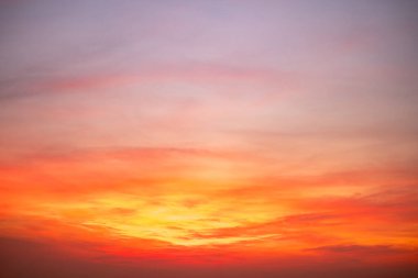 Güzel, lüks, yumuşak turuncu altın bulutlar ve mavi gökyüzünde güneş ışığı arka plan için mükemmel, akşam, Alacakaranlık, büyük boy, yüksek çözünürlüklü manzara fotoğrafı, savana manzarası