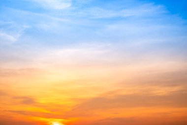 Güzel, lüks, yumuşak turuncu altın bulutlar ve mavi gökyüzünde güneş ışığı arka plan için mükemmel, akşam, Alacakaranlık, büyük boy, yüksek çözünürlüklü manzara fotoğrafı, savana manzarası