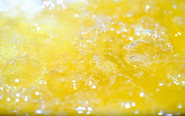 Parlak portakal yağını veya birayı kapat doku ve doğa dalgaları, güzel dalgalar eğrisi ve grafik tasarım ve arka plan için pürüzsüz küçük kabarcıklar, yağlı baloncuklar, yumuşak bira kabarcıkları, seçici odaklanma