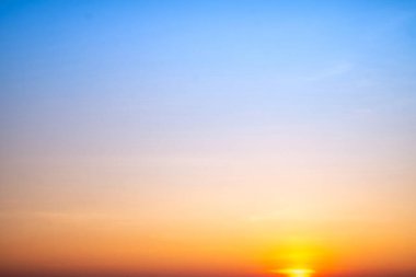 Güzel, lüks, yumuşak turuncu altın bulutlar ve mavi gökyüzünde güneş ışığı arka plan için mükemmel, akşam, Alacakaranlık, büyük boy, yüksek çözünürlüklü manzara fotoğrafı