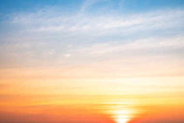 Güzel, lüks, yumuşak turuncu altın bulutlar ve mavi gökyüzünde güneş ışığı arka plan için mükemmel, akşam, Alacakaranlık, büyük boy, yüksek çözünürlüklü manzara fotoğrafı